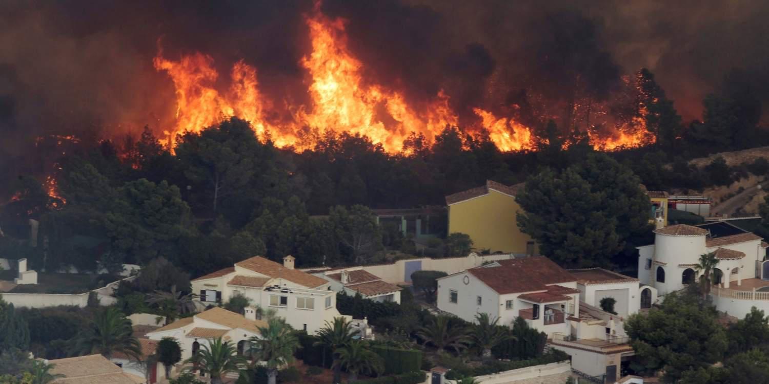 Πύρινη κόλαση στην Ισπανία: 1400 άτομα απομακρύνθηκαν από τουριστικά θέρετρα [εικόνες]