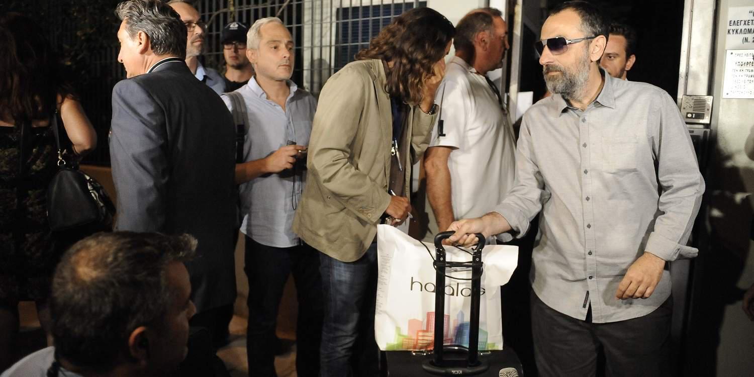 Παρασκήνιο και τηλεοπτικές άδειες… στον αέρα μετά την «πανηγυρική» αποχώρηση Καλογρίτσα