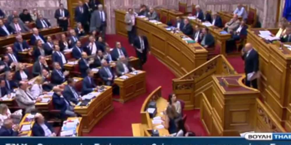 Απίστευτο: Ο βουλευτής με την Porsche ανέβηκε στο βήμα της Βουλής, μιλώντας στο κινητό του [βίντεο]