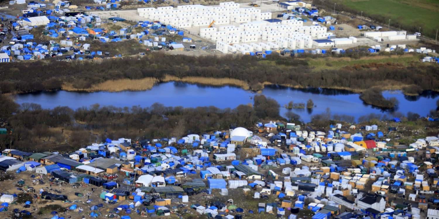 Εικόνες από την επιχείρηση ισοπέδωσης της «ζούγκλας του Καλαί»