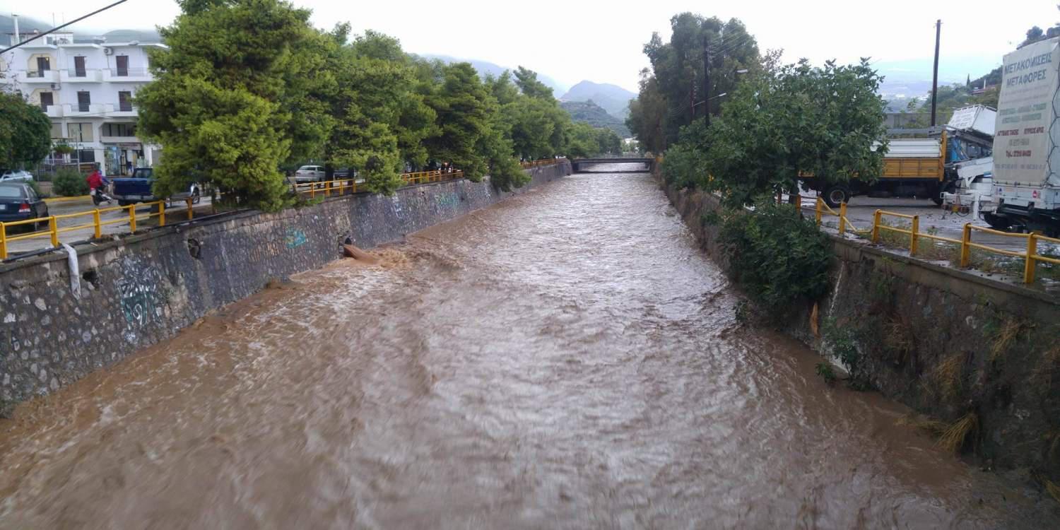 Βίντεο-σοκ: Ο απεγκλωβισμός 25 ατόμων από πλημμυρισμένο πολυκατάστημα στη Λακωνία