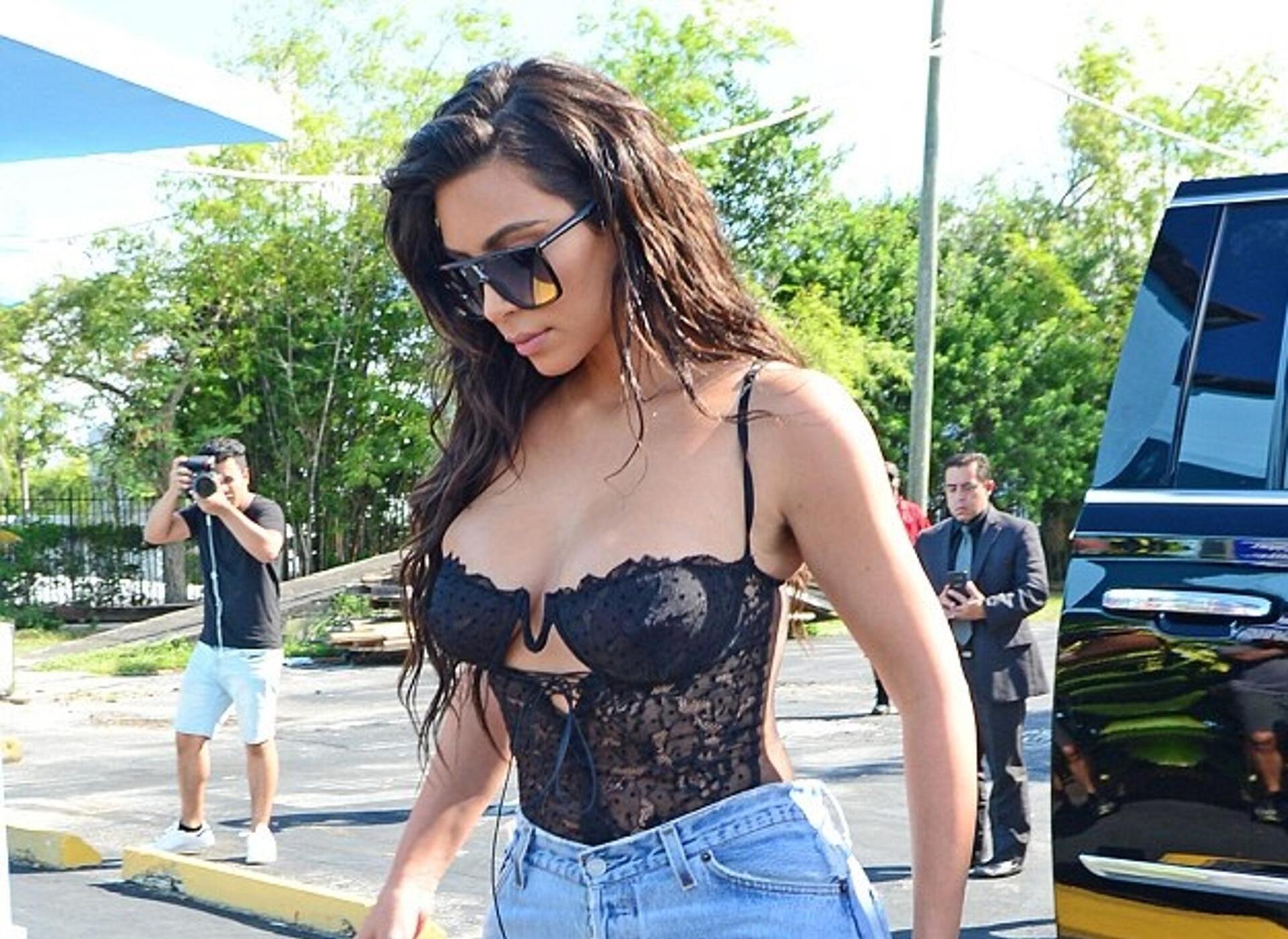 Μόνο η Κιμ Καρντάσιαν μπορεί να φορέσει ένα ημιδιάφανο πανί με τον ... εαυτό της και να γίνει θέμα