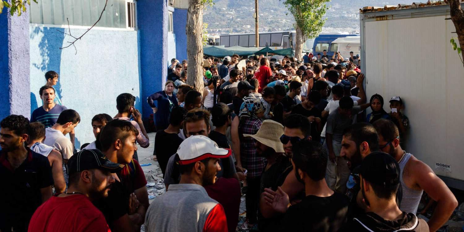 Μετανάστες μπλόκαραν το λιμάνι της Λέσβου: Δεν αναχώρησε για Πειραιά το Blue Star