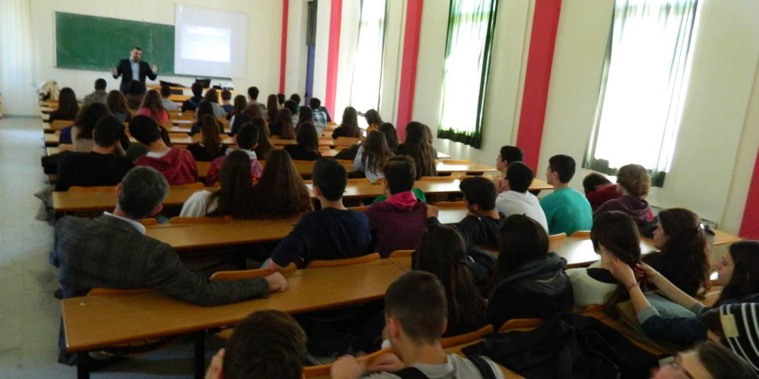 Συγχωνεύουν ειδικότητες καθηγητών για να καλύψουν τα κενά