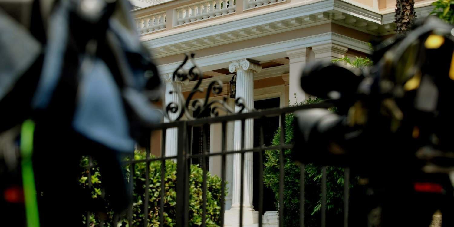 Το Μαξίμου διαψεύδει τους FT: Δεν μάλωσε η Μέρκελ τον Τσίπρα για το προσφυγικό