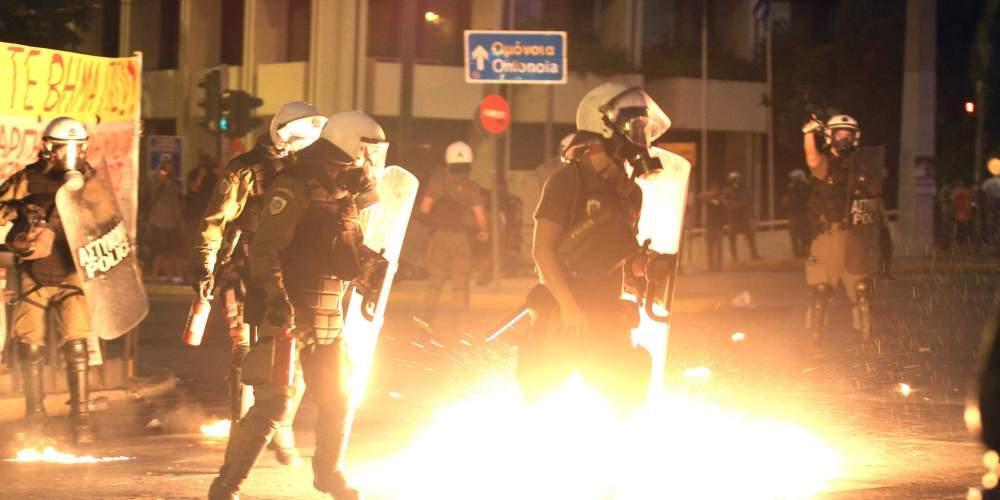 Επίθεση σε διμοιρία των ΜΑΤ στη συμβολή των oδών Πατησίων και Τοσίτσα