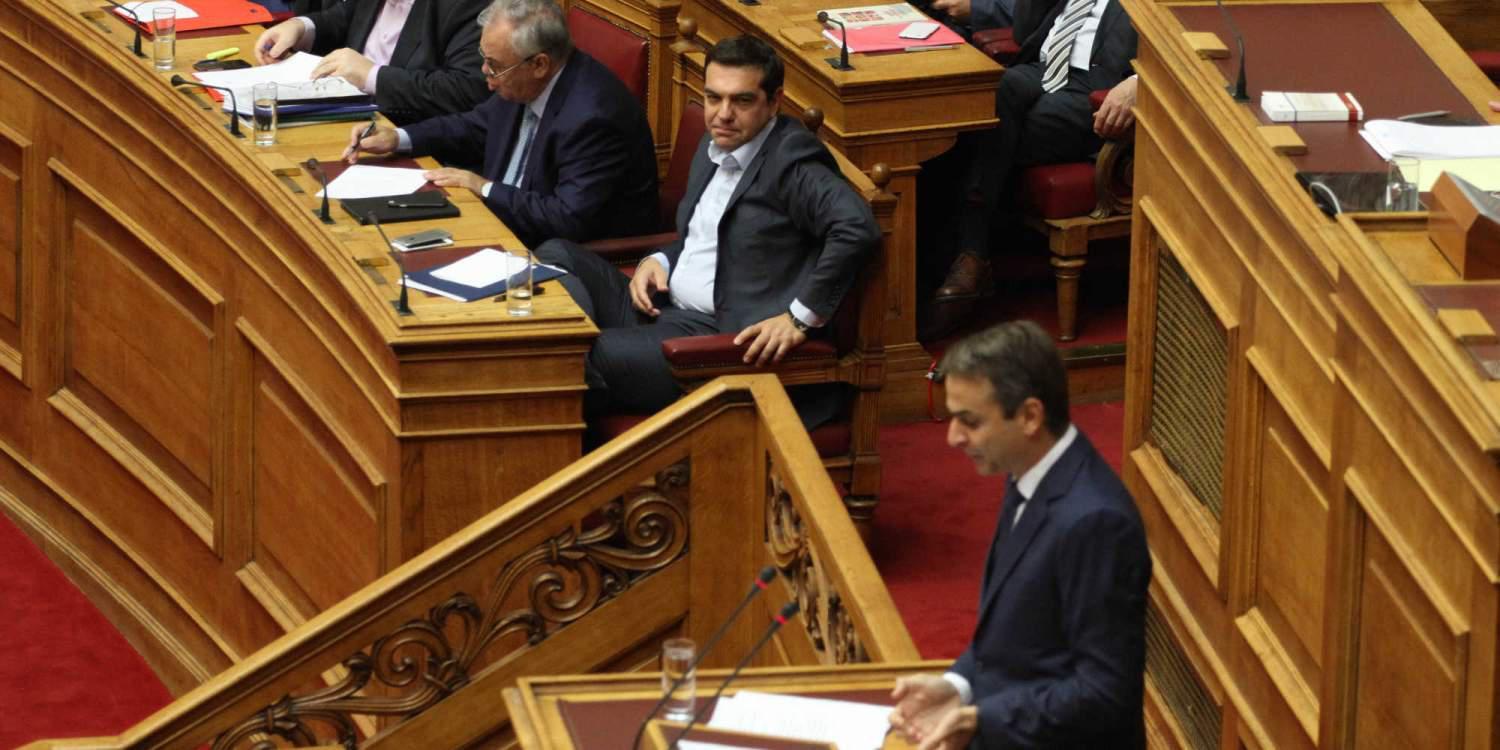 Άφωνος ο Τσίπρας στην ομιλία Μητσοτάκη στη Βουλή για την Παιδεία