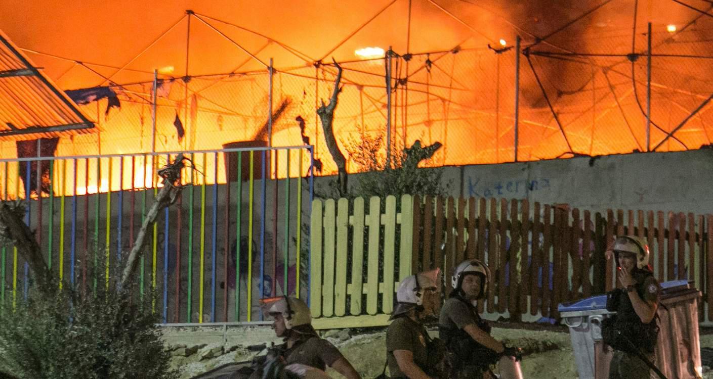 Βίντεο-ντοκουμέντο: Μετανάστες βάζουν φωτιά στο hot spot της Μόριας