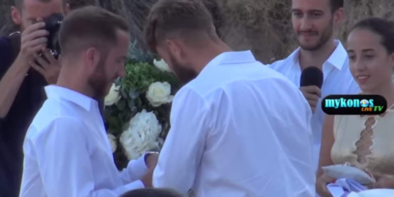 Ο πρώτος gay γάμος στην Μύκονο είχε βέρες και πέταγμα της ανθοδέσμης [βίντεο]
