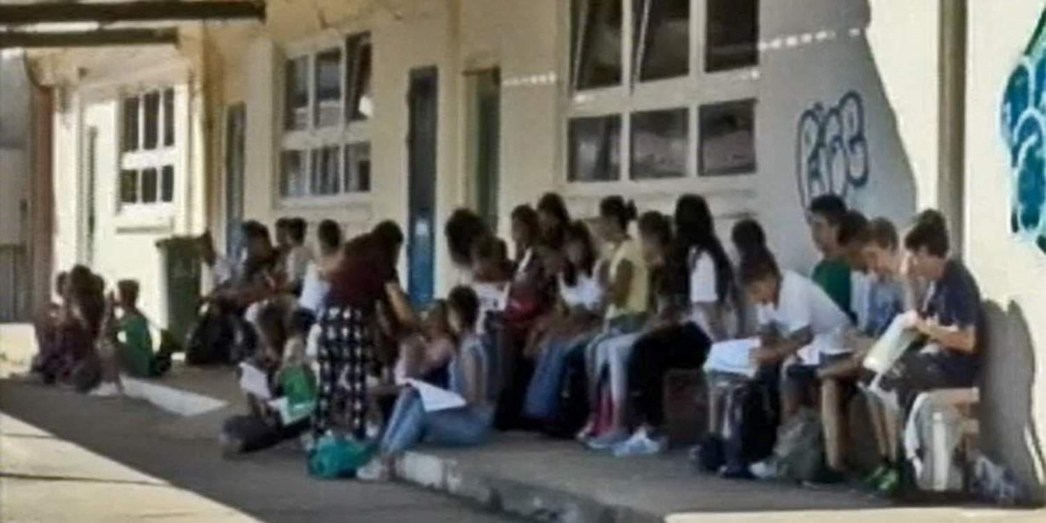 Εικόνες ντροπής σε σχολείο της Κρήτης: Παιδιά κάνουν μάθημα σε παγκάκια [βίντεο]