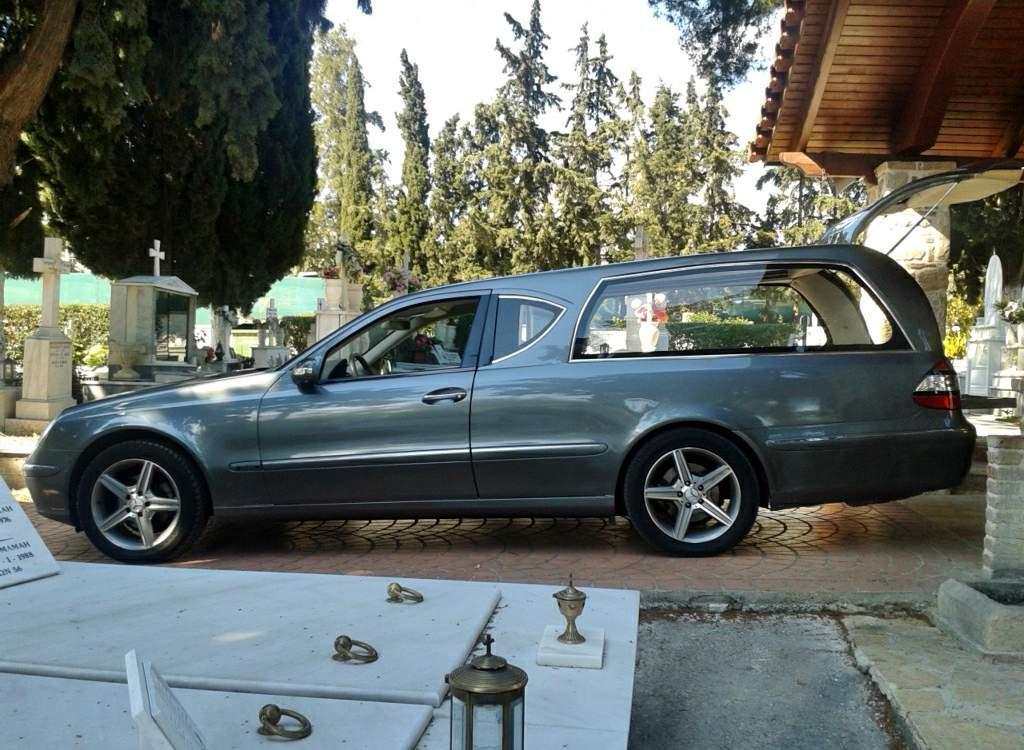 Έγινε και αυτό: «Σκοτώθηκαν» πάνω από τον νεκρό για τον τάφο στην Αιγιαλεία