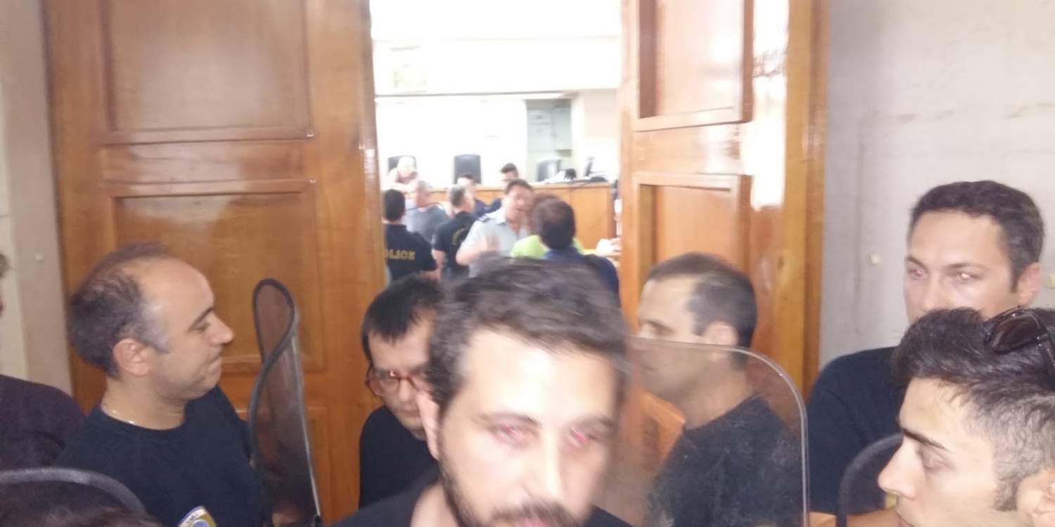 Πολίτες διέκοψαν πλειστηριασμό κατοικίας εξαμελούς οικογένειας! [βίντεο]