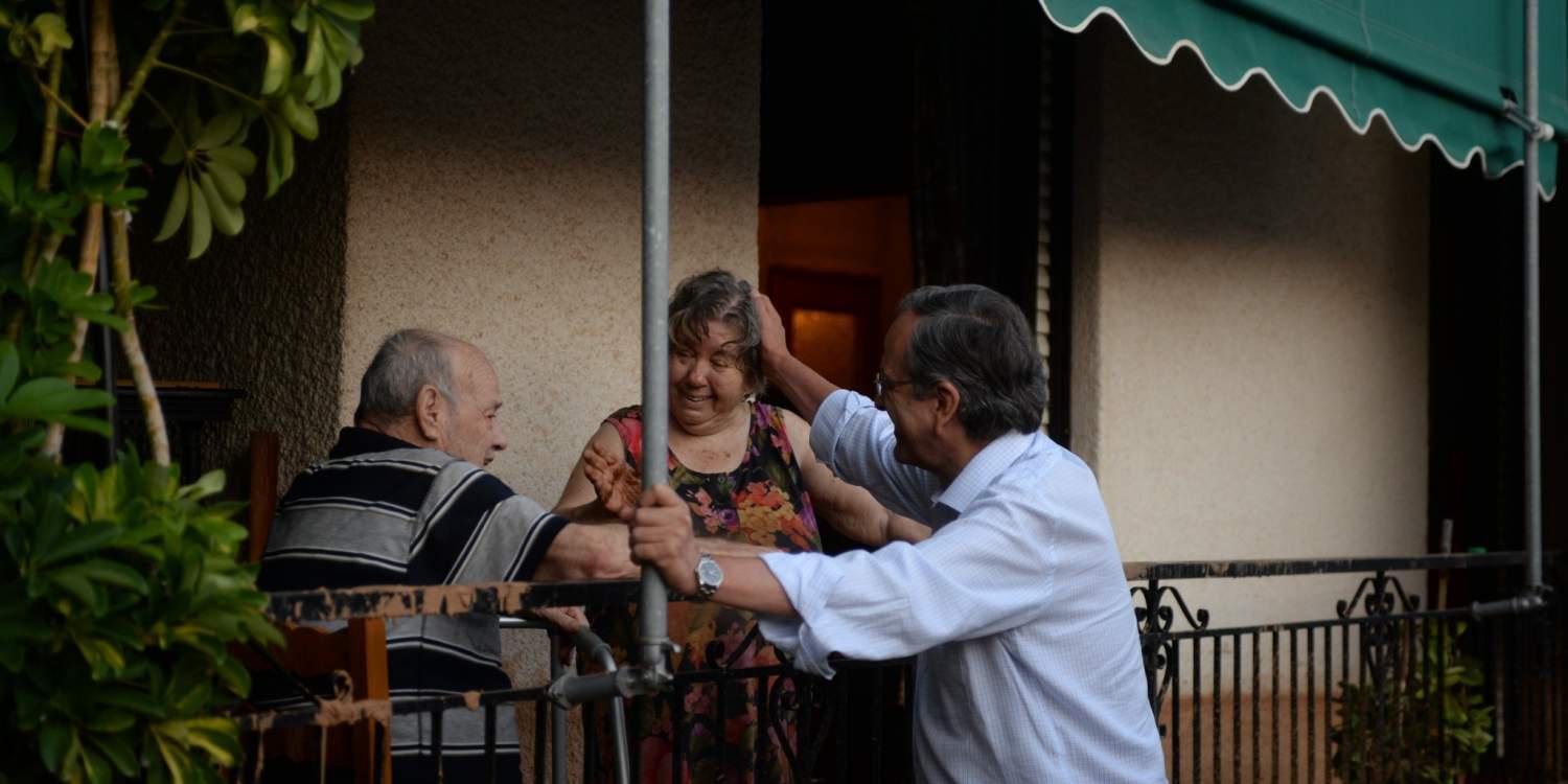 Ο Αντώνης Σαμαράς δίπλα στους πλημμυροπαθείς της Καλαμάτας [εικόνες]