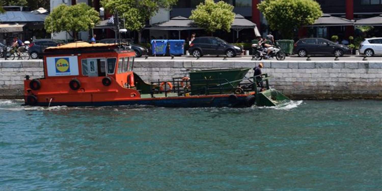 Θεσσαλονίκη: Καθαρίζει τον Θερμαϊκό το αντιρρυπαντικό σκάφος Αλκίππη