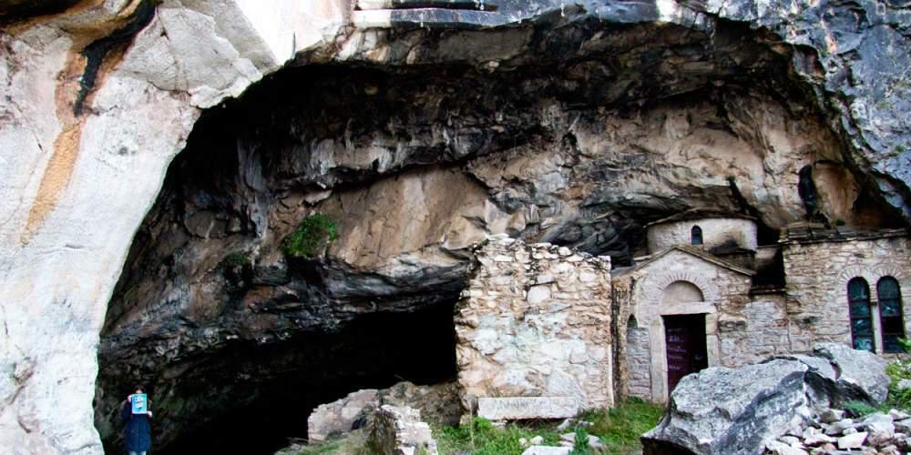 Τα… «στοιχειωμένα» μέρη στην Αθήνα – Η σπηλιά Νταβέλη, η βίλα του Ιόλα και το ΝΙΕΝ