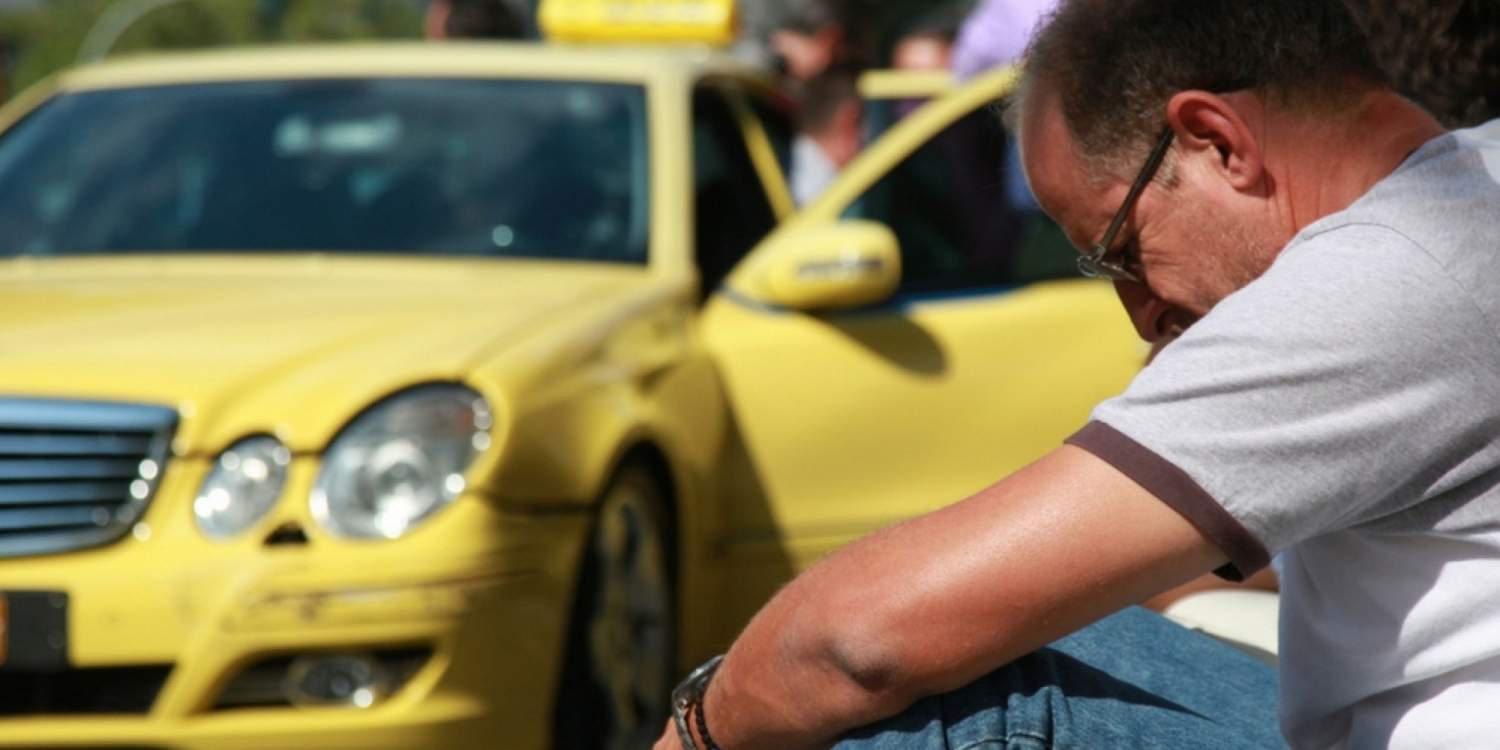 Άφησε το μικρόφωνο και έπιασε το τιμόνι λόγω οικονομικής κρίσης! [εικόνες]