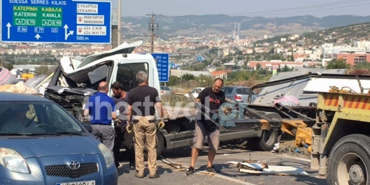 Τραγωδία στη Θεσσαλονίκη: Νταλίκα μπήκε στο αντίθετο ρεύμα -1 νεκρός, 5 τραυματίες [εικόνες]