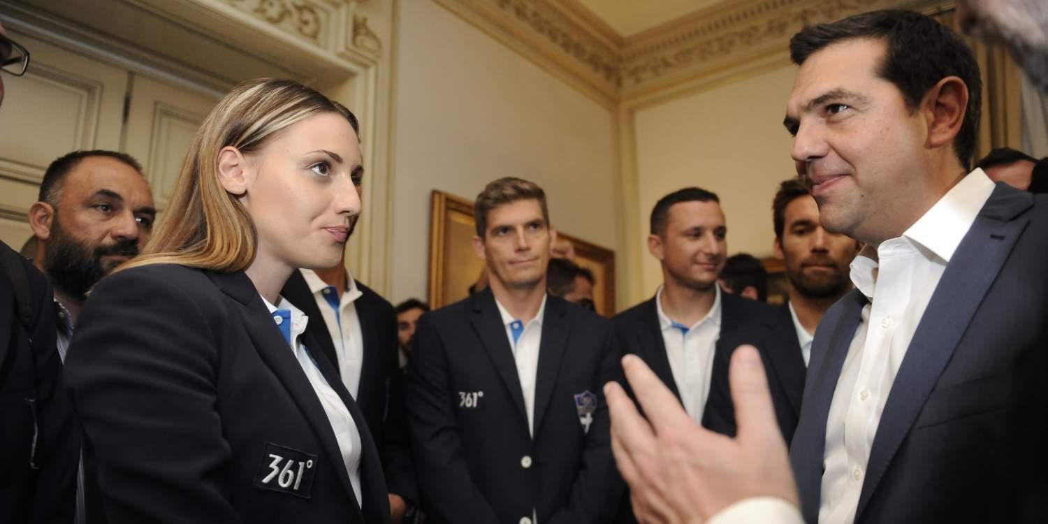 Τσίπρας σε Κορακάκη: Άννα να μας δείξεις τους τρόπους για να πετυχαίνουμε τους στόχους