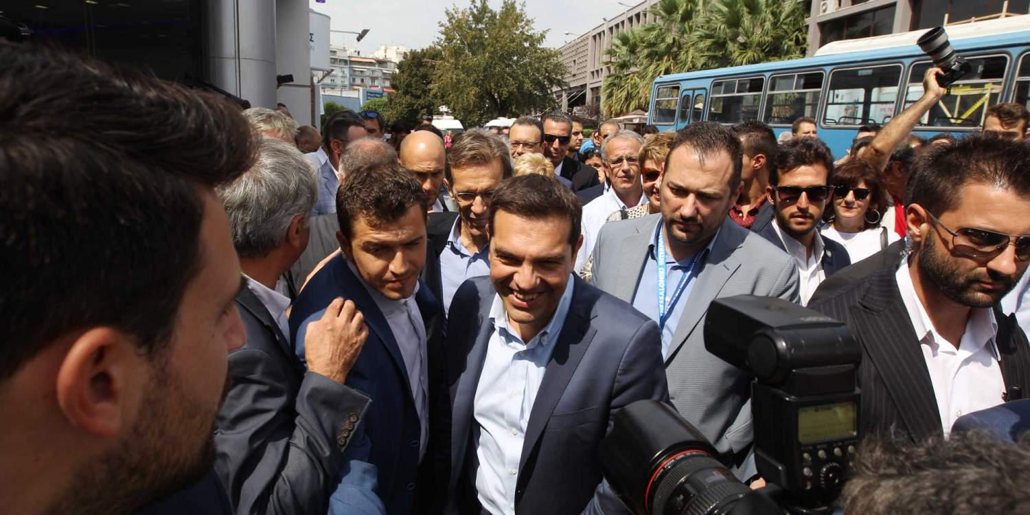 Κινούμενο ανθρώπινο τείχος προστάτευε τον Τσίπρα [εικόνες]