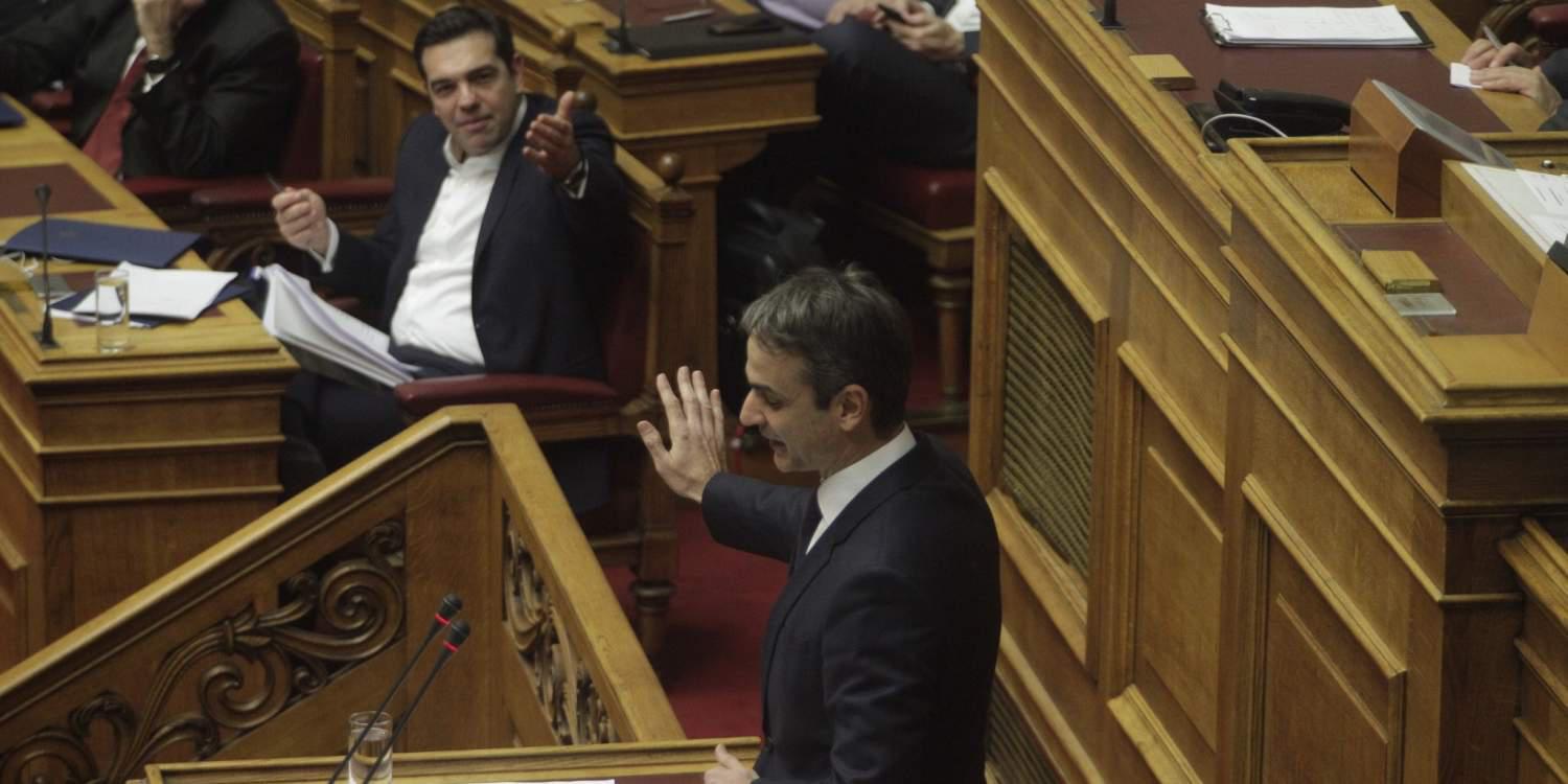 Τα «ξίφη» τους ετοιμάζουν Τσίπρας και Μητσοτάκης για τη μάχη του προϋπολογισμού