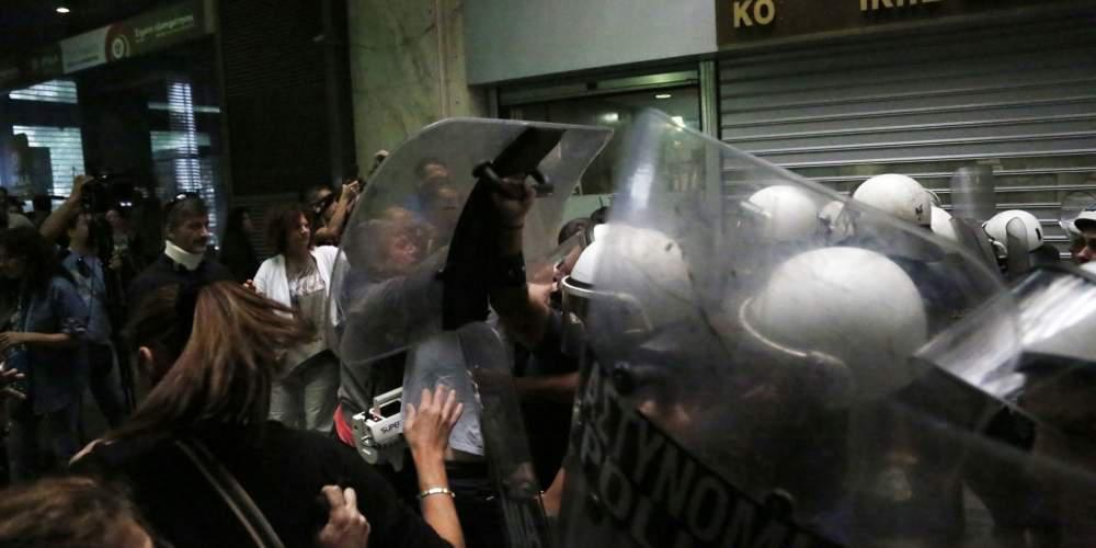 Επεισόδια τώρα έξω από το υπουργείο Εσωτερικών