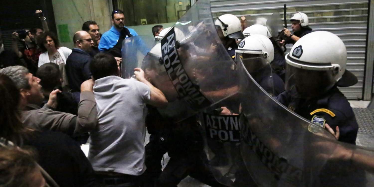 Ξύλο έξω από το Υπουργείο Εργασίας ανάμεσα σε ΜΑΤ και ξενοδοχοϋπαλλήλους [εικόνες & βίντεο]