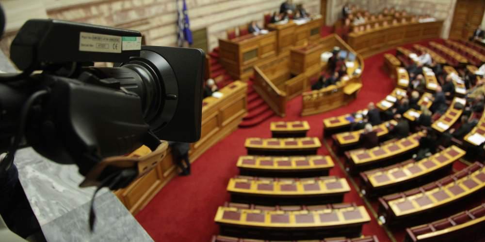 «Σκληρές» μάχες στην Βουλή για τα προαπαιτούμενα