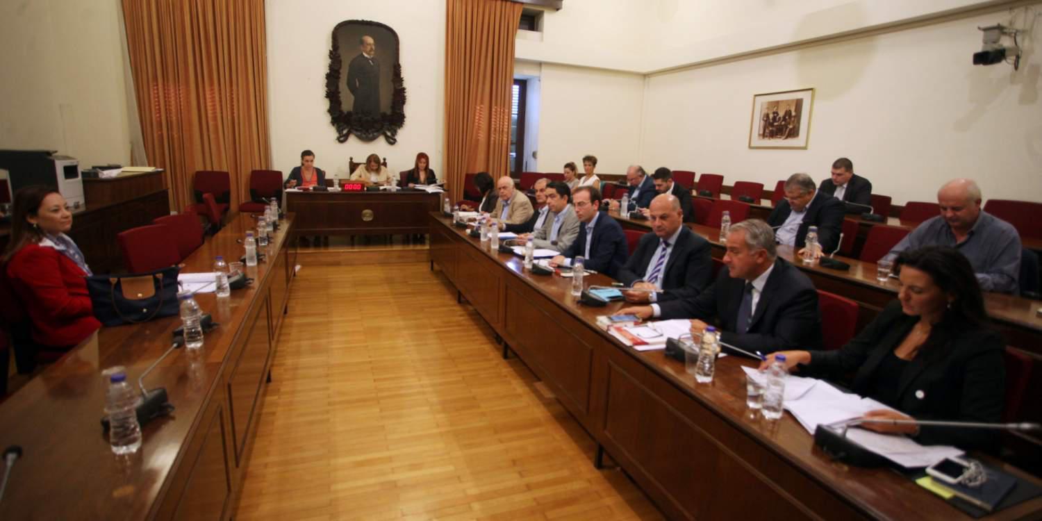 Η Βουλή καλεί Παππά και υπερθεματιστές για τις τηλεοπτικές άδειες