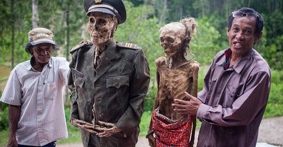 The Walking… Dead στην πραγματική ζωή: Ξεθάβουν νεκρούς και τους πάνε βόλτα! [εικόνες]