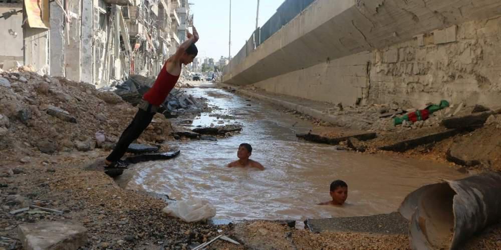Στους κρατήρες από τις βόμβες παίζουν και κολυμπούν τα παιδιά στο Χαλέπι [βίντεο]