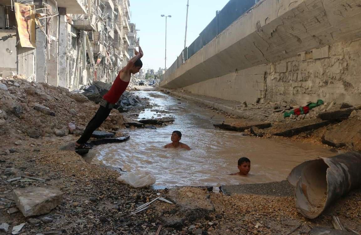 Στους κρατήρες από τις βόμβες παίζουν και κολυμπούν τα παιδιά στο Χαλέπι [βίντεο]