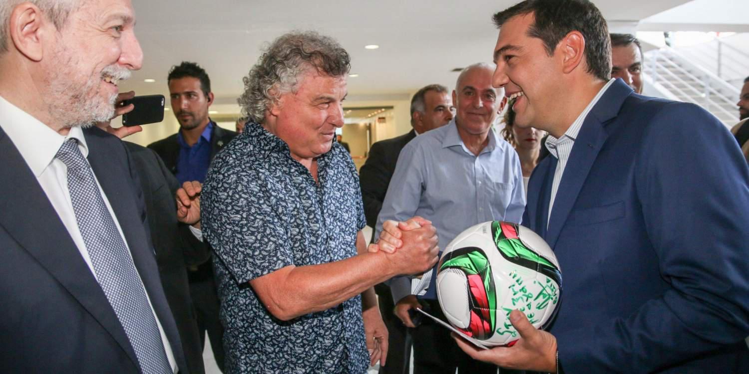 Το δώρο του Βασίλη Χατζηπαναγή στον Τσίπρα [εικόνες]