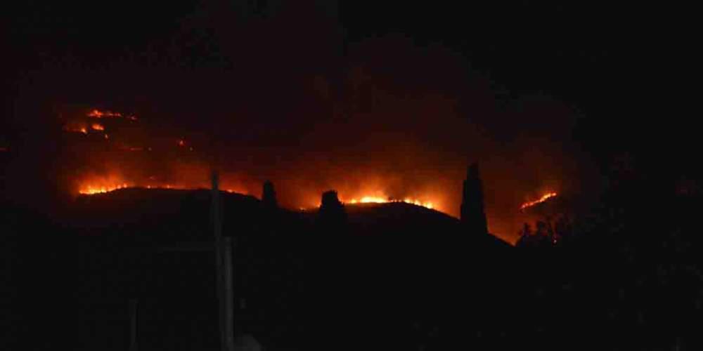 Μαίνεται η μεγάλη φωτιά στην περιοχή του Κοιλιωμένου στη Ζάκυνθο