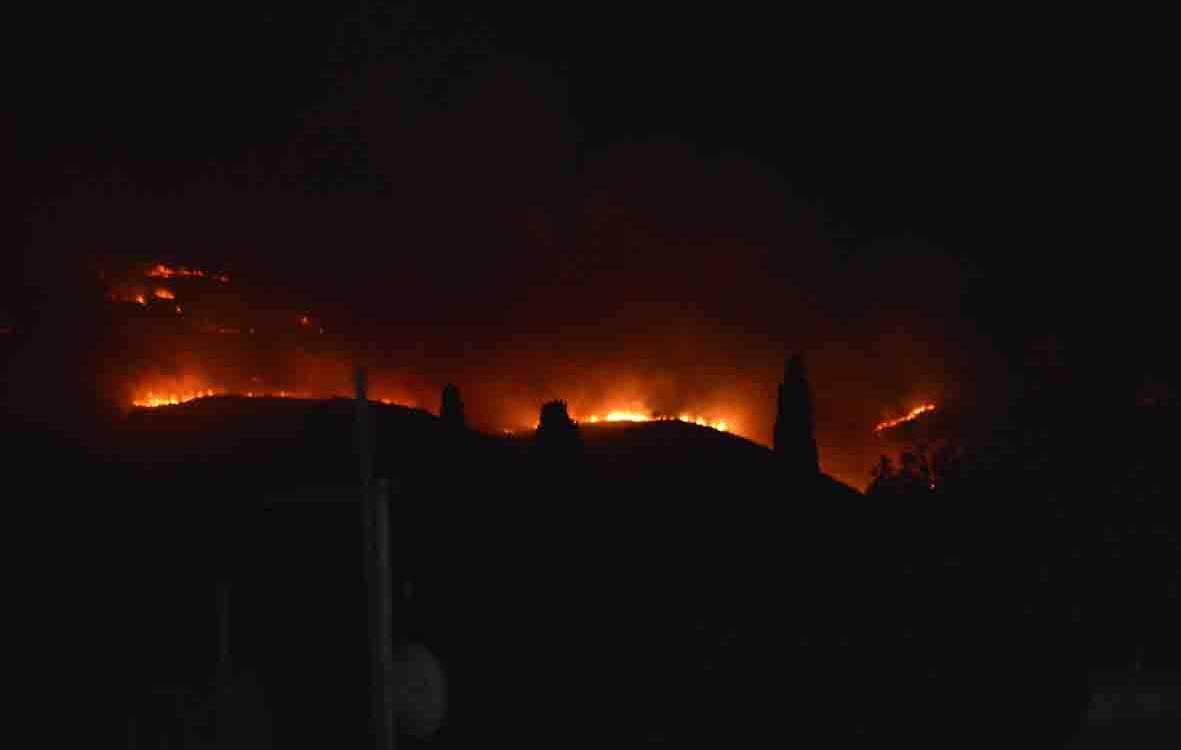 Μαίνεται η μεγάλη φωτιά στην περιοχή του Κοιλιωμένου στη Ζάκυνθο