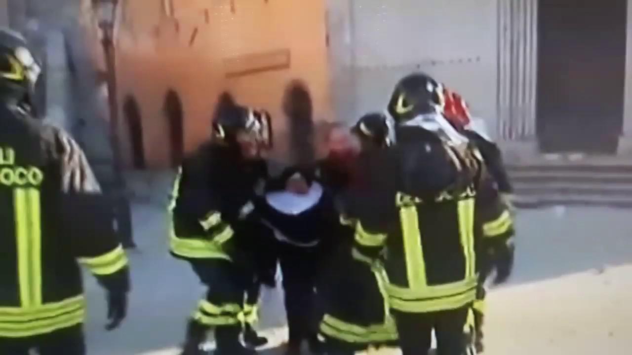 Εικόνες πανικού στην Ιταλία: Πυροσβέστες βγάζουν μοναχές από ναό