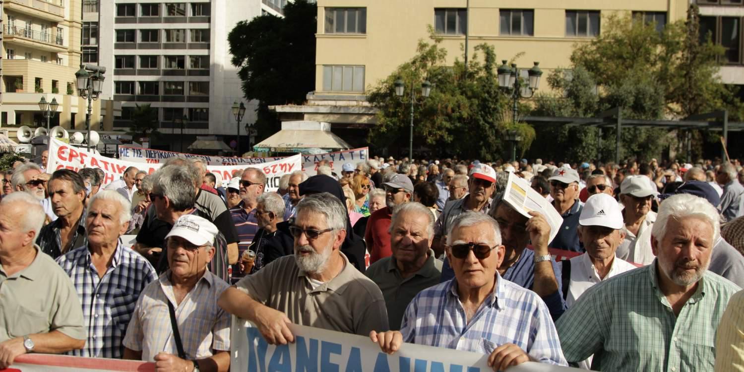 Πορεία συνταξιούχων προς το Μαξίμου – «Με φιλοδωρήματα δεν μας ξεγελάτε» [εικόνες & βίντε