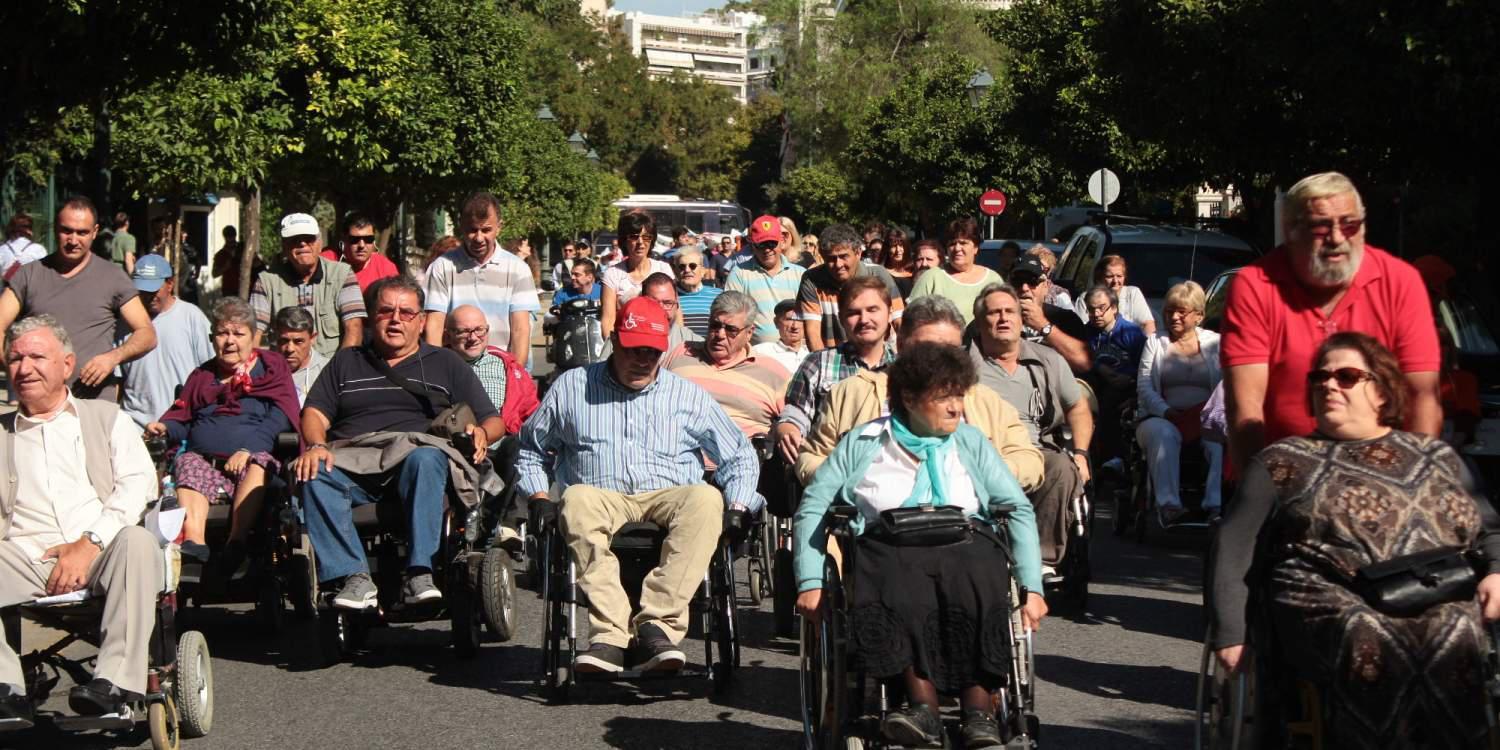 Απέκλεισαν το Μαξίμου οι παραπληγικοί- Διαμαρτύρονται για τις περικοπές στις αποδοχές τους [εικόνες 