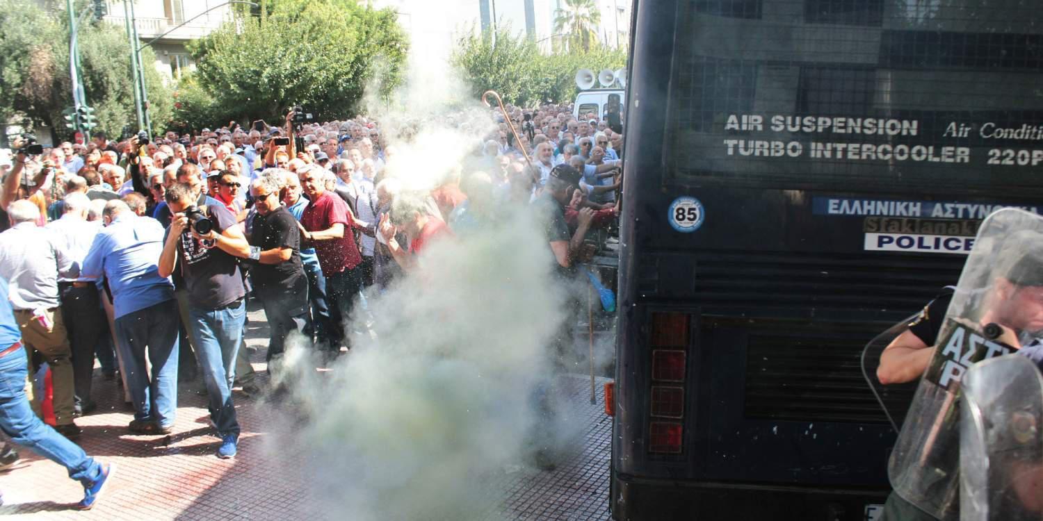«Φοβήθηκα για αυτό ψέκασα τους συνταξιούχους», λέει ο αστυνομικός των ΜΑΤ
