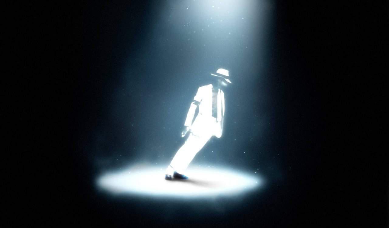 Αστυνομικός της ομάδας ΔΙΑΣ κάνει το moonwalk του Μάικλ Τζάκσον και γίνεται viral [βίντεο]