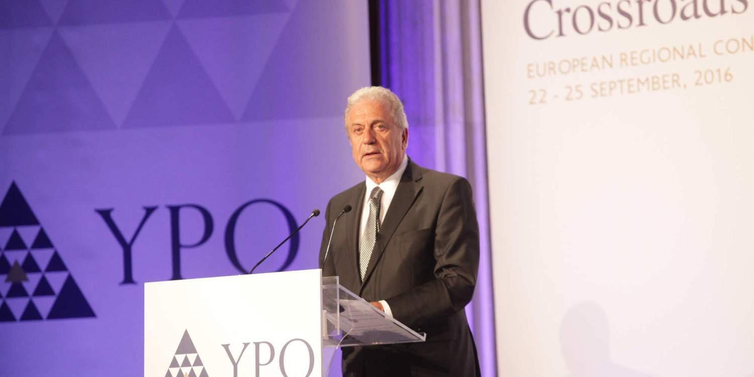 Αβραμόπουλος: Τείχη και φράχτες μας πάνε πίσω, σε ένα παρελθόν διαιρεμένης Ευρώπης