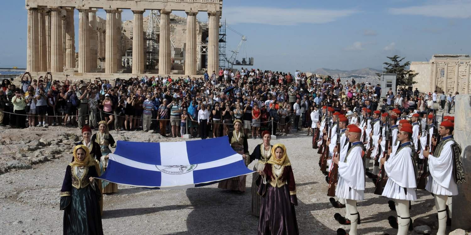 72 χρόνια από την Απελευθέρωση της Αθήνας – Εικόνες από την τελετή έπαρσης της σημαίας στην Ακρόπολη