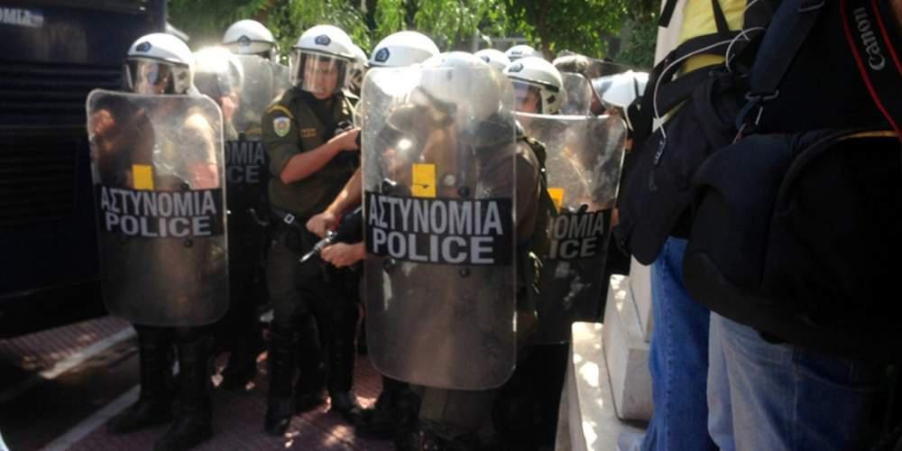 Τα ΜΑΤ έριξαν χημικά στους συνταξιούχους έξω από το Μαξίμου [εικόνες & βίντεο]