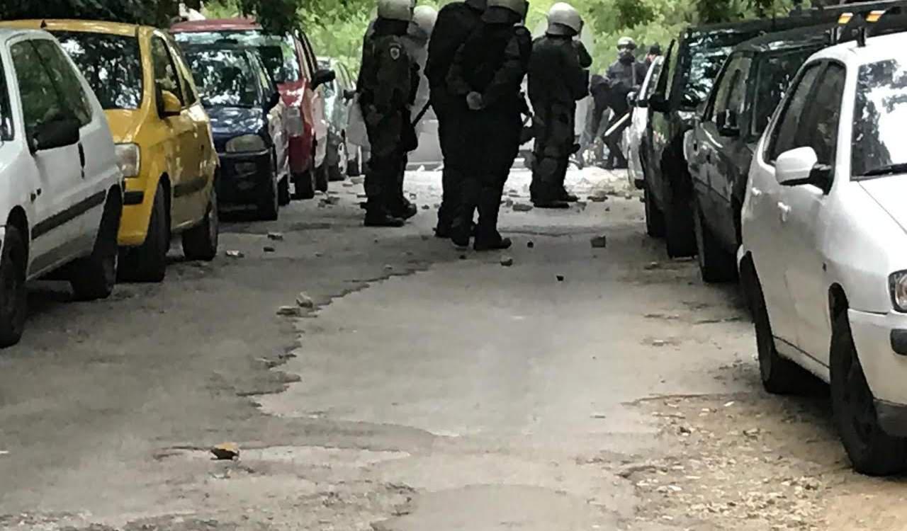 Επεισόδια αντεξουσιαστών-ΜΑΤ στα προσφυγικά της Λεωφόρου Αλεξάνδρας [εικόνες & βίντεο]