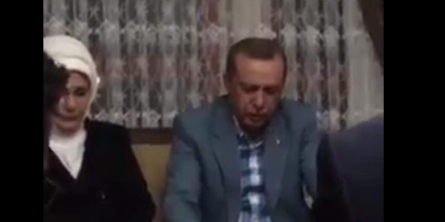 Ο Ερντογάν διαβάζει το κοράνι σε μνημόσυνο θύματος από την απόπειρα πραξικοπήματος [βίντεο]