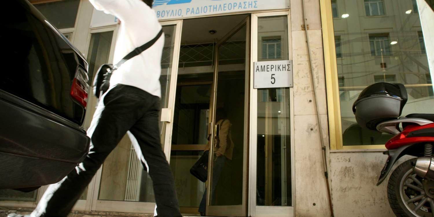 Αντισυνταγματικές και οι προσωρινές άδειες στα κανάλια, λένε οι συνταγματολόγοι!