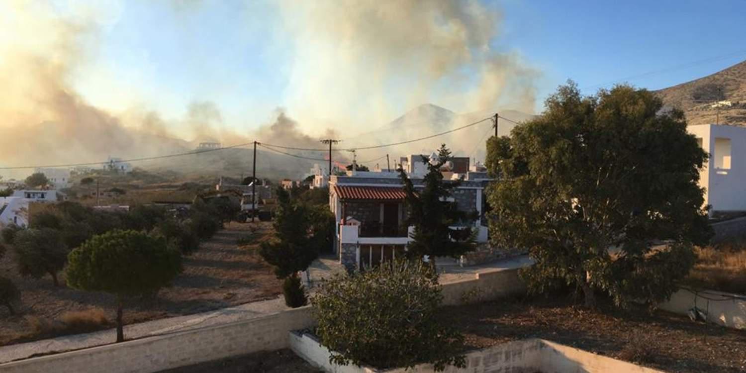 Καμένα σπίτια και αποθήκες άφησε πίσω της η φωτιά στη Σύρο [βίντεο]