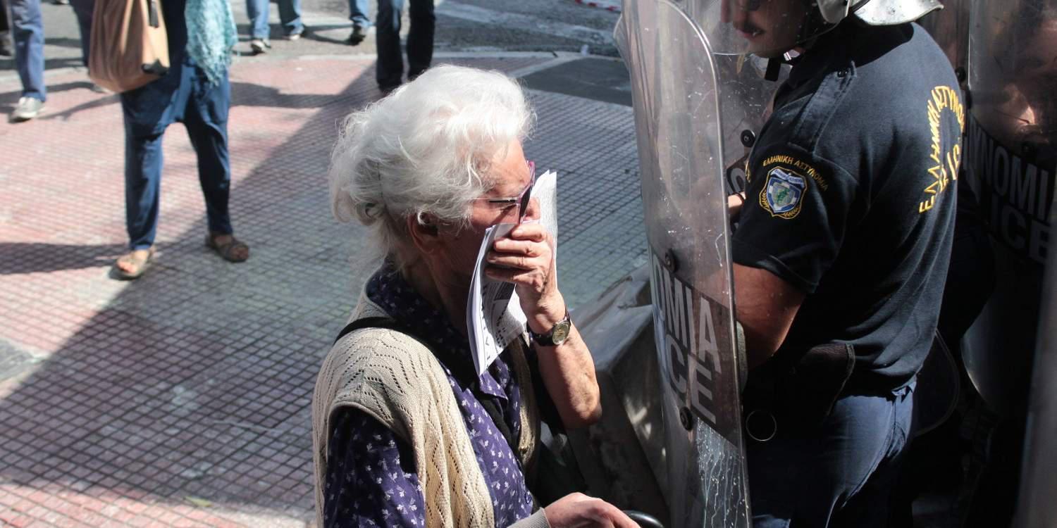 Η ηρωίδα Κατίνα Μανιταρά που στάθηκε μπροστά στα ΜΑΤ και έγινε viral [εικόνα & βιντεο]