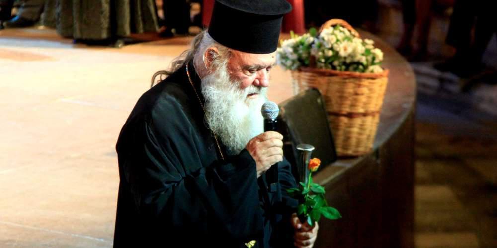 Ιερώνυμος στον αγιασμό στην Βουλή: Τα σπίτια μας καίγονται και εμείς τραγουδάμε