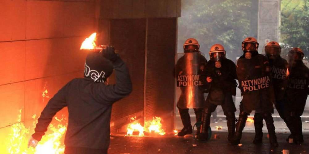 Κουκουλοφόροι επιτέθηκαν με μολότοφ σε διμοιρία των ΜΑΤ
