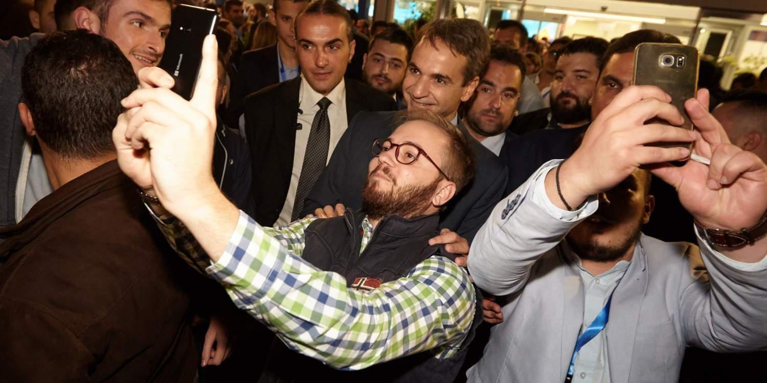 Ο Κυριάκος στο συνέδριο της ΟΝΝΕΔ ανάμεσα στους νέους έδωσε το «σύνθημα» για νέο ξεκίνημα [εικόνες &